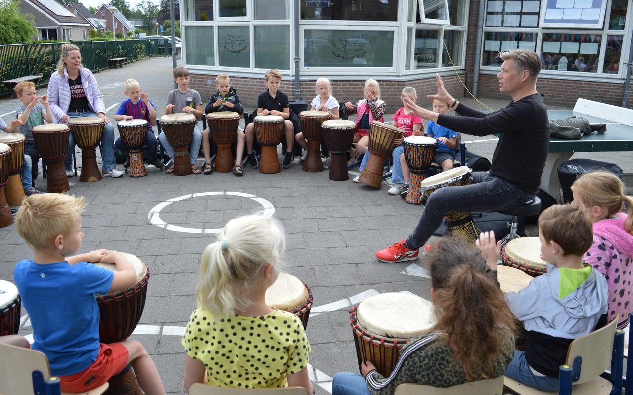 De workshop djembé onder leiding van Matthias van Olst vond buiten op het schoolplein plaats. De workshop djembé onder leiding van Matthias van Olst vond buiten op het schoolplein plaats.
