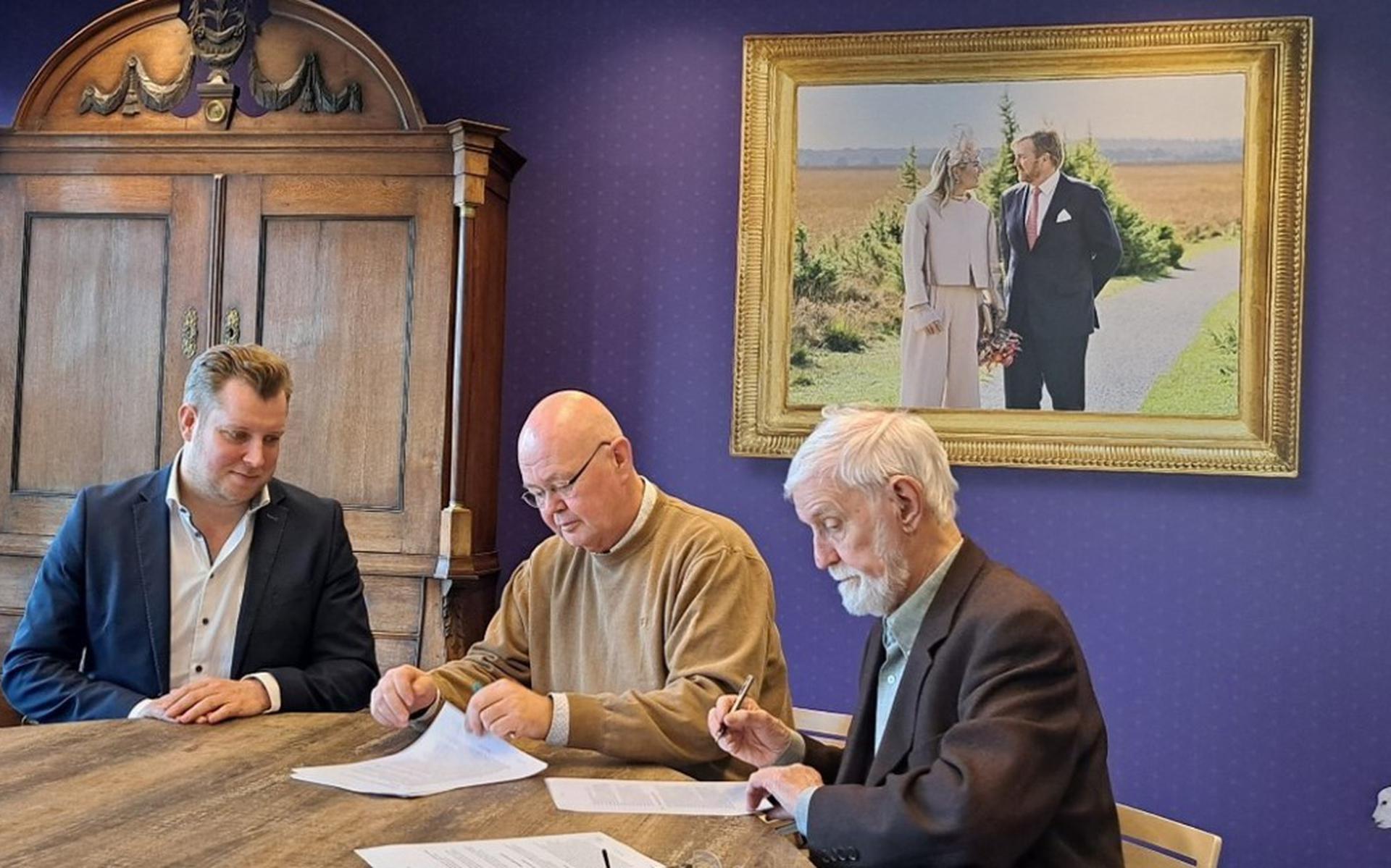 Van links naar rechts: wethouder Jacob Boonstra, Ron Oostveen en Henk Dingerdis van de VvE Nieuwlande ondertekenen de
anterieure overeenkomst.