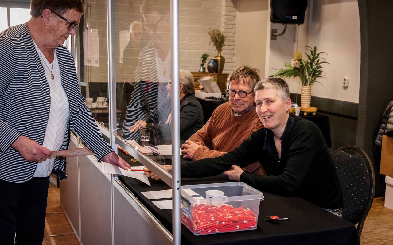 Jeanet Stel (rechts) en Wil Kreike (tweede van rechts) op het stembureau De Tippe in Vledder. Jeanet Stel (rechts) en Wil Kreike (tweede van rechts) op het stembureau De Tippe in Vledder.