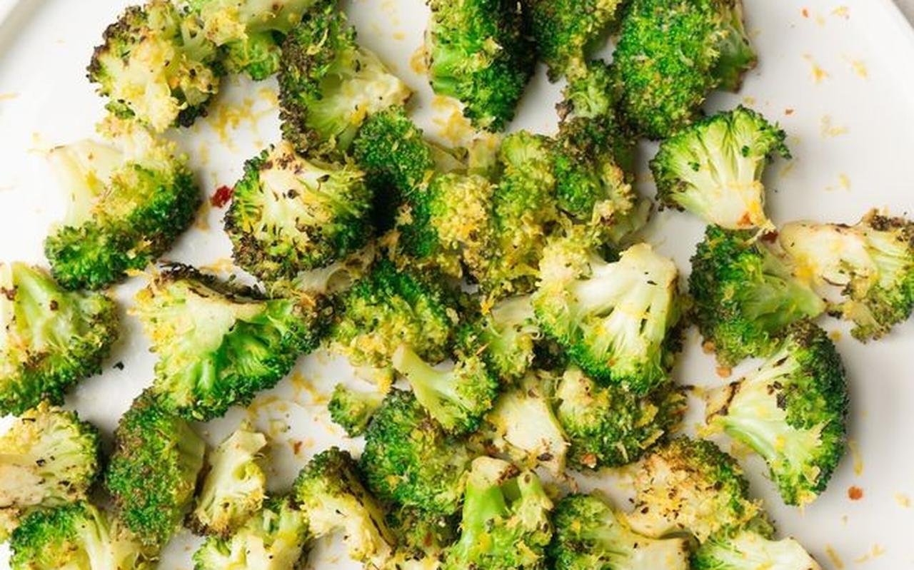 Krokante broccoli met Parmezaanse kaas. Krokante broccoli met Parmezaanse kaas.