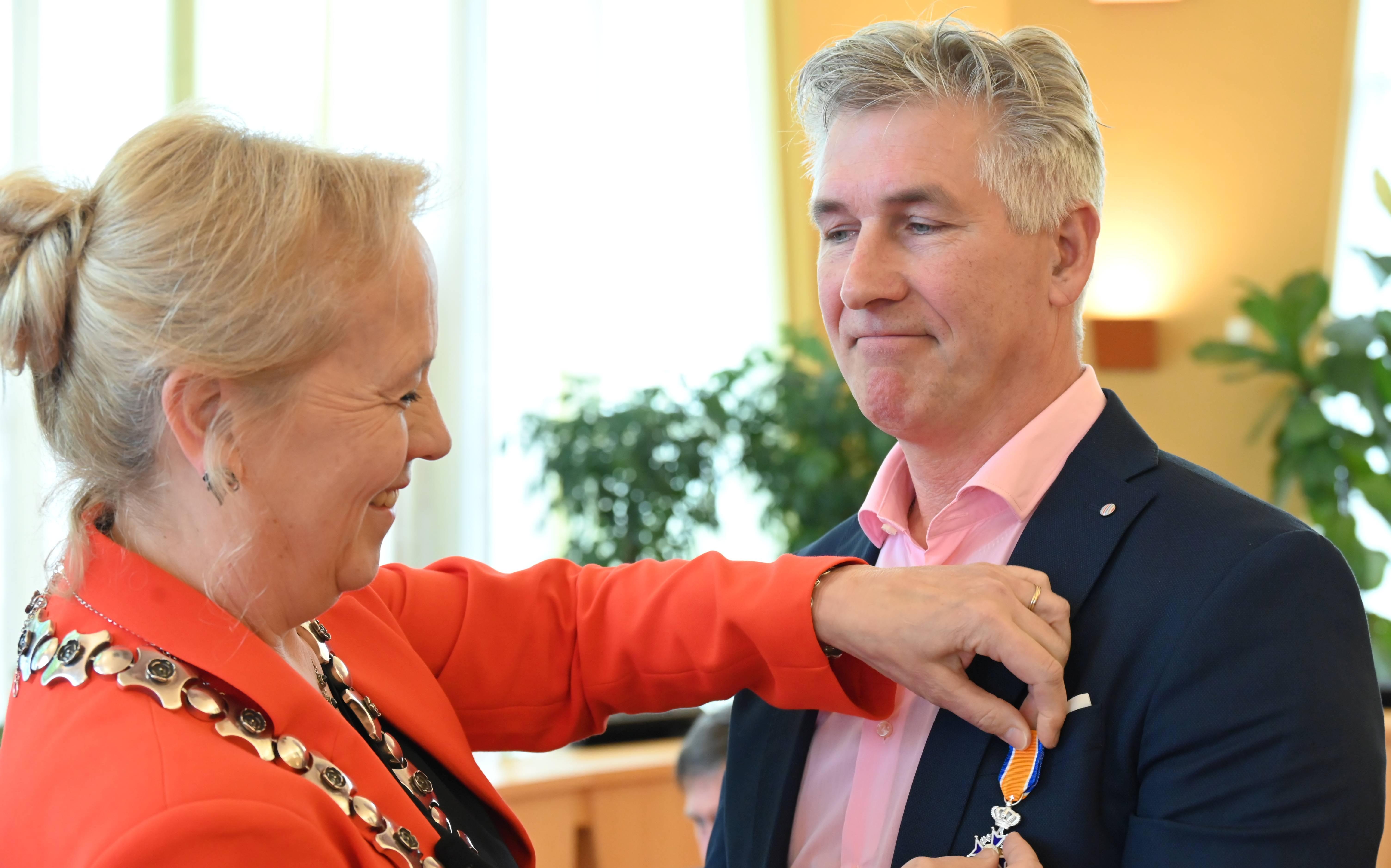Altijd bezige politieman Herman Reuvers uit Koekange krijgt een lintje: ‘waar haalt hij de tijd vand