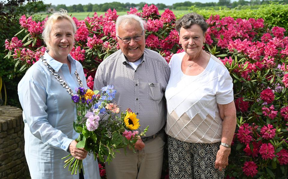 Hendrikus en Klaasje Niezing met burgemeester Inge Nieuwenhuizen, die het briljanten echtpaar uit Ruinen de bloemen kwam brengen.