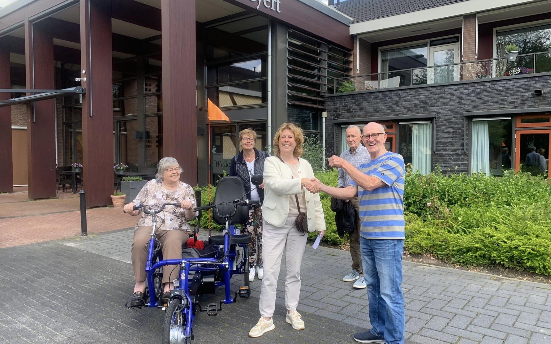 Opgeheven Stichting Ouderenbeleid Dwingeloo verdeelt inboedel en schenkt nieuwe duofiets aan De Weye