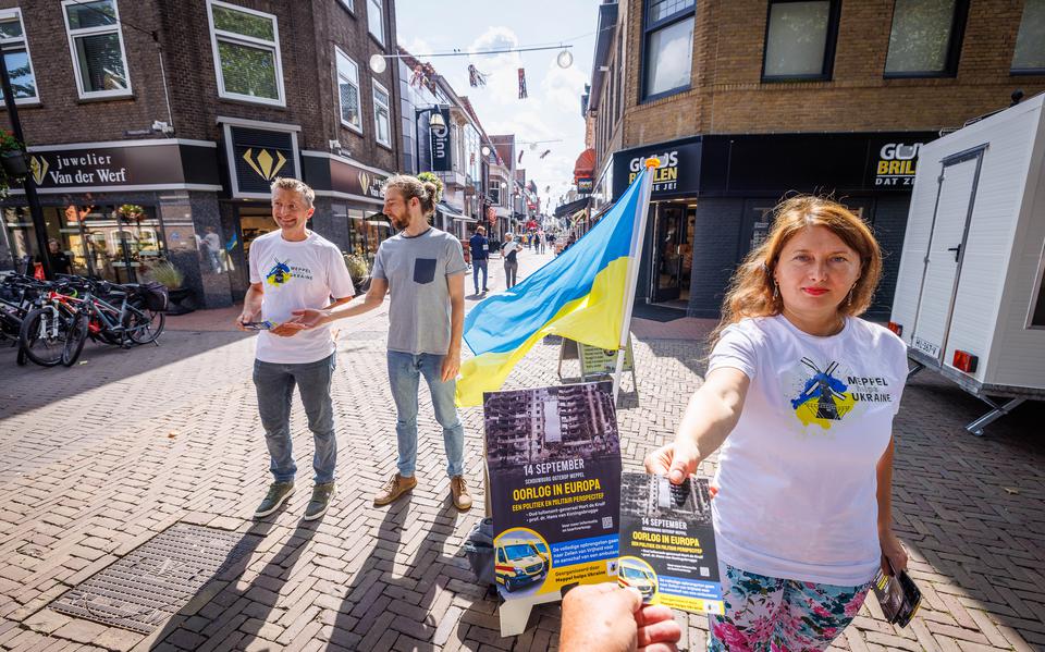 Vrijwilligers van Meppel helps Ukraine delen flyers uit in het centrum van Meppel. 