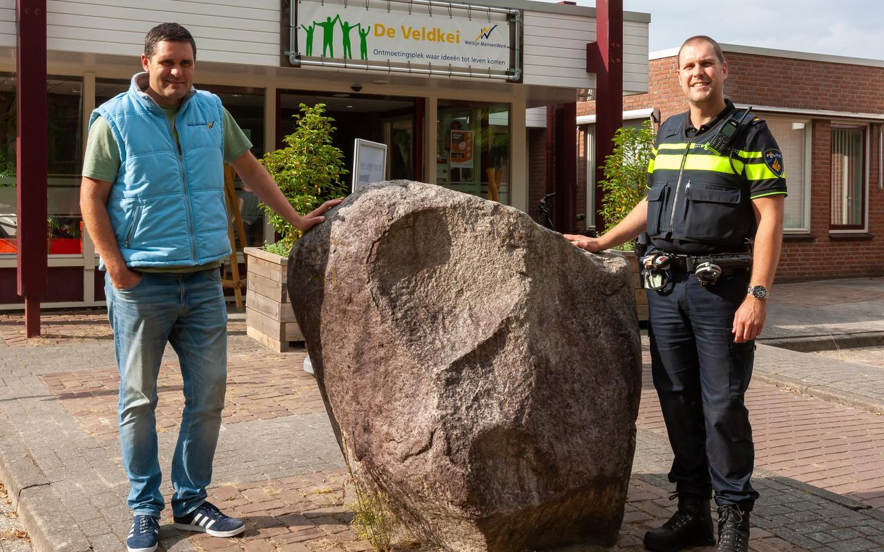 Wijkagent Erik Smit met sociaal werker Henk van der Meer. Wijkagent Erik Smit met sociaal werker Henk van der Meer.