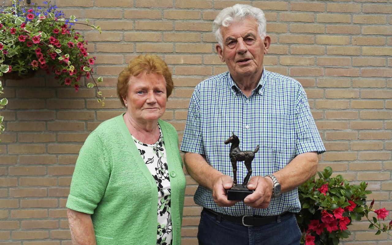Chris Jan Klok is verkozen tot fokker van het jaar van de regio Drenthe. 'Deze prijs is ook echt voor mijn vrouw Jopie.' Chris Jan Klok is verkozen tot fokker van het jaar van de regio Drenthe. 'Deze prijs is ook echt voor mijn vrouw Jopie.'