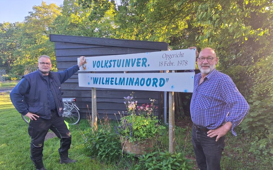 Links Gossé van de Heide, de voorzitter van Wilhelminaoord en rechts Roel de Graaf van Vledder.
