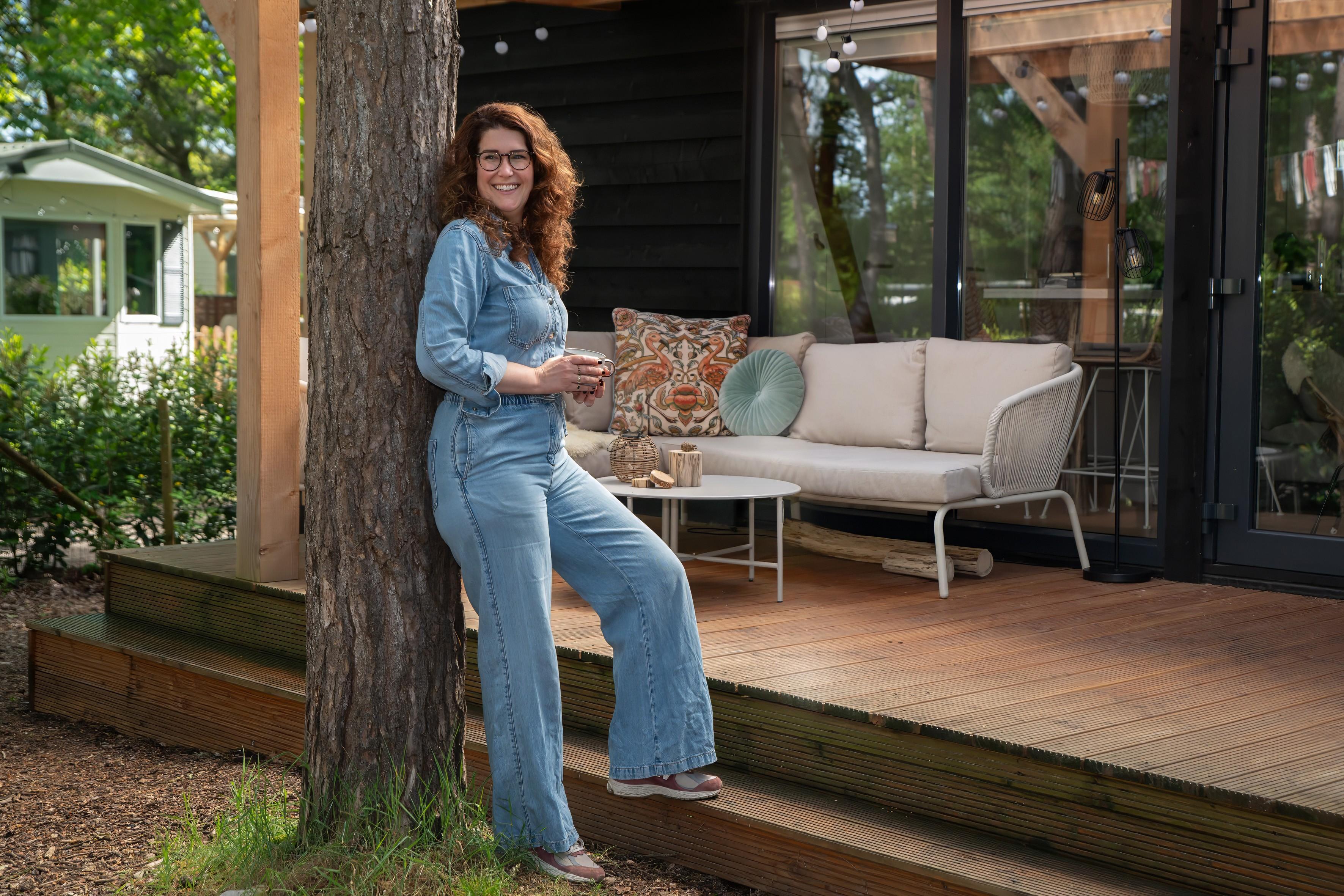 Fleur bouwde haar Thuisje van Hout en verhuurt het: ‘geweldig om te horen dat ze het zo’n fijne plek