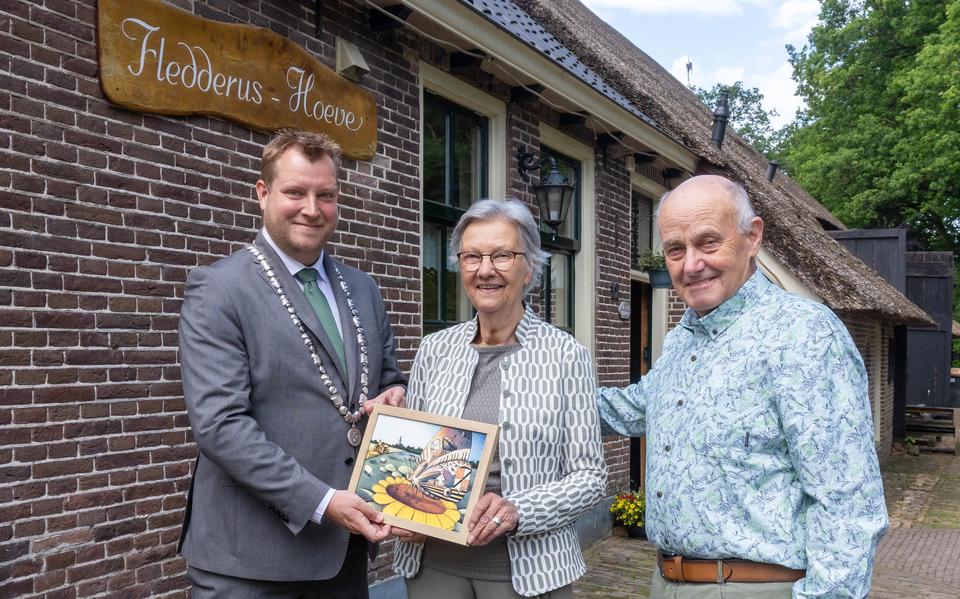 Het echtpaar Jark en Francina Otten-Fledderus kreeg wethouder Jacob Boonstra op bezoek die het diamanten echtpaar namens de gemeente Westerveld kwam feliciteren. 