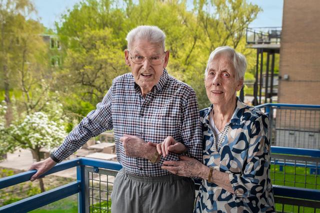 Echtpaar Teije en Hillie 70 jaar getrouwd: liefde begon met een verloren oorbel. ‘Het geheim? Altijd