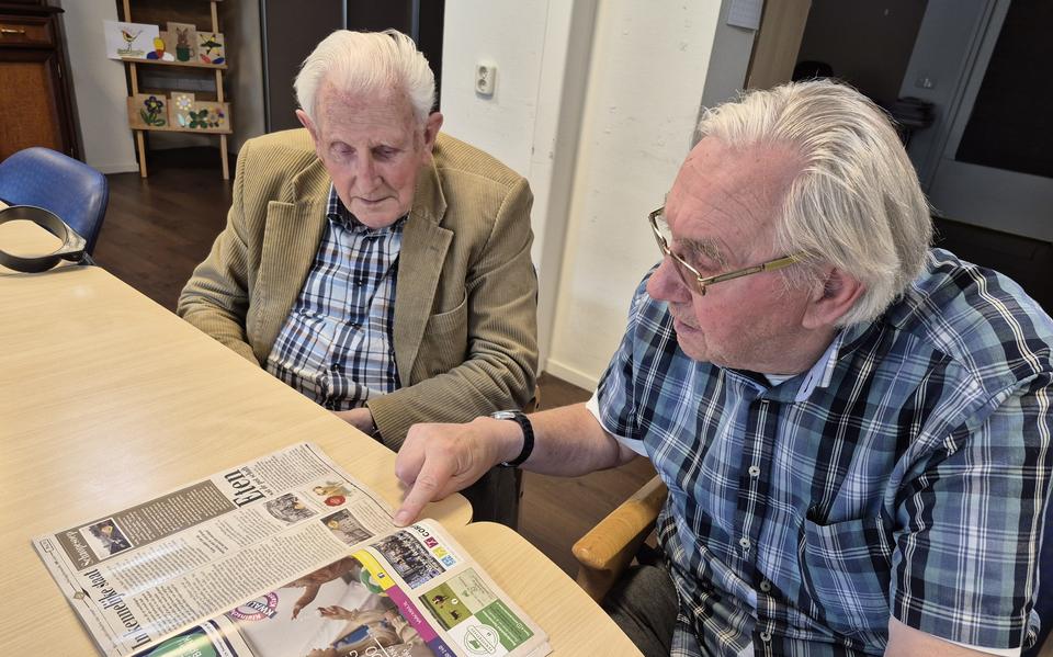 Albert Zoer (links) en Koop Berlijn bekijken het jubileumnummer van 300 jaar Dwingelermarkt.