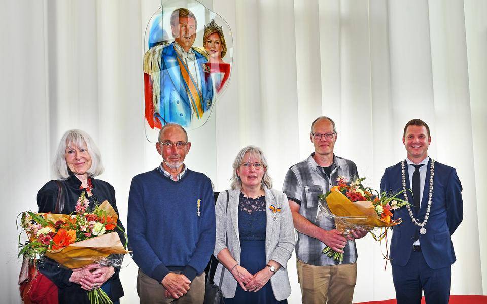 V.l.n.r. mevrouw Quist (partner), meneer Quist (gedecoreerde), mevrouw Lanting-Massier (gedecoreerde), meneer Lanting (partner) en burgemeester Jouke Spoelstra.