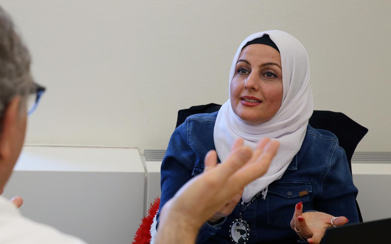 Eman Alghadban helpt andere vluchtelingen wegwijz te worden in Nederland. Eman Alghadban helpt andere vluchtelingen wegwijz te worden in Nederland.