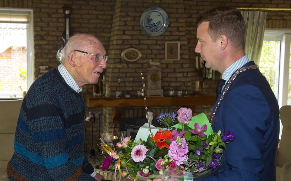 Burgemeester Jouke Spoelstra was vrijdag niet met lege handen naar Vledder gekomen om Kees Vermeulen te feliciteren met zijn 102de verjaardag.   