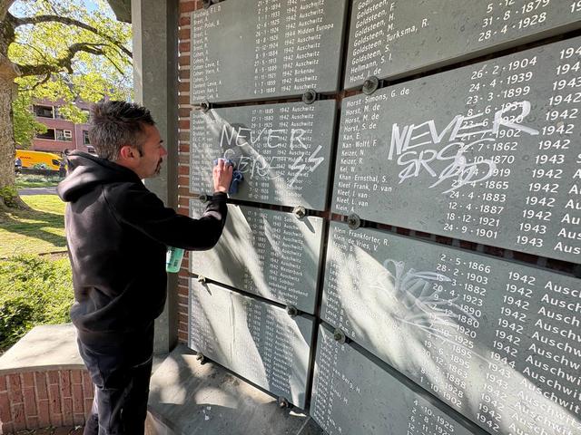 Joods monument in Meppel beklad met teksten. 'Dit is ongelofelijk respectloos'
