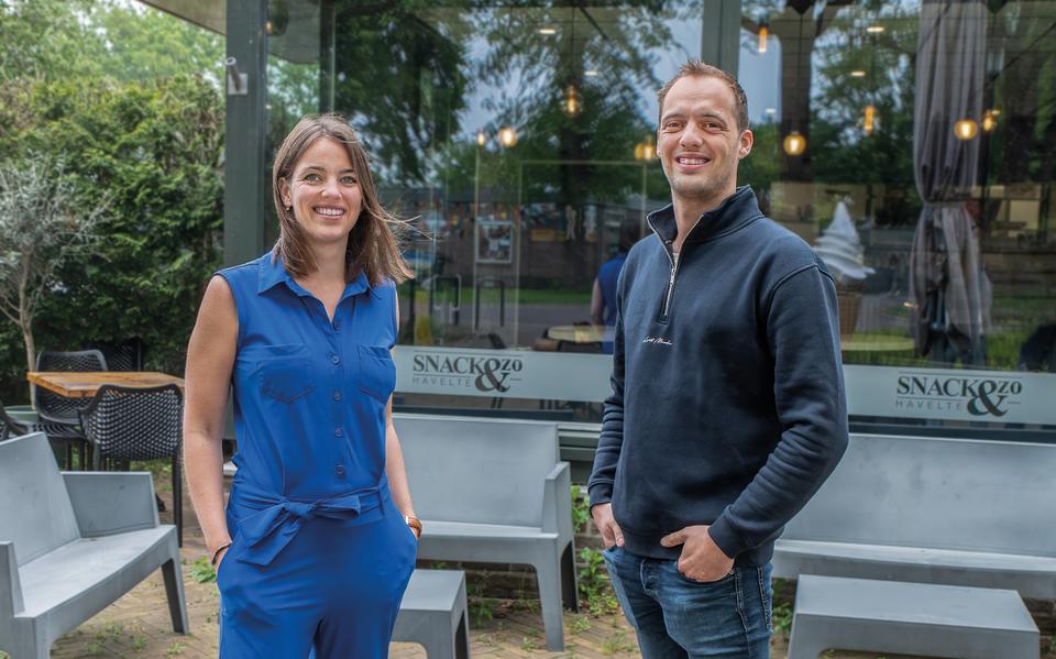 Mascha Broekman en Boris Bos zijn de nieuwe eigenaren van Snack & Zo in Havelte.