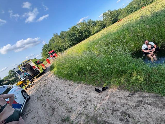 Jeroen en Estrella redden 81-jarige man uit een sloot in Uffelte. ‘We waren gelukkig net op tijd’