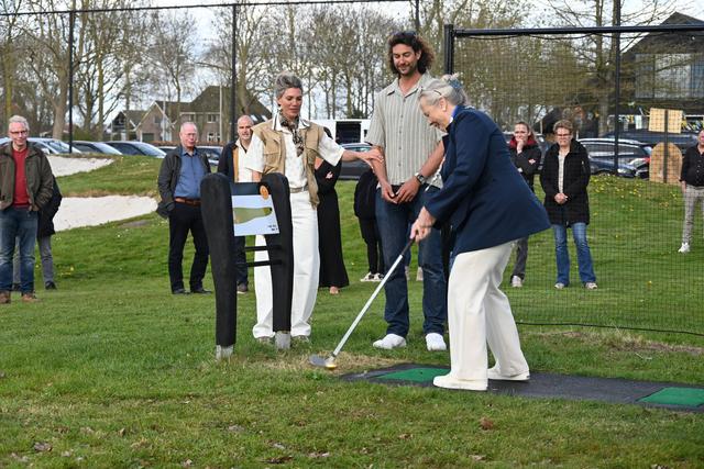 Play and Stay Ruinerwold is officieel open, burgemeester slaat het gouden balletje