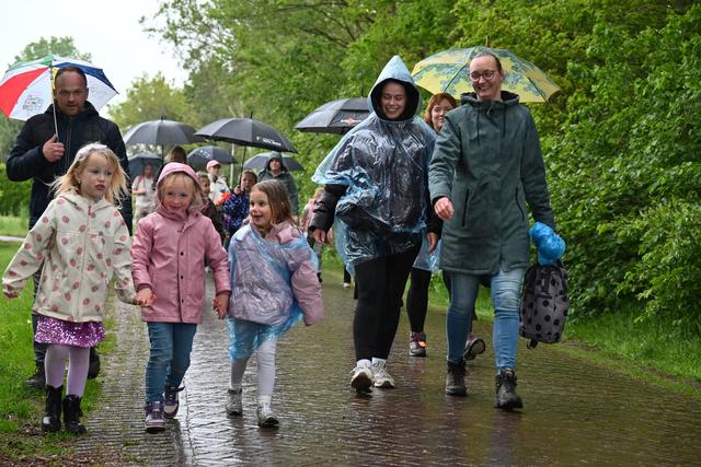 Vijfhonderd deelnemers bij nat begin van wandelvierdaagse in Zuidwolde