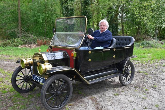 Elektrische oldtimer neemt ouderen vanuit Ruinen mee door Zuidwest-Drenthe