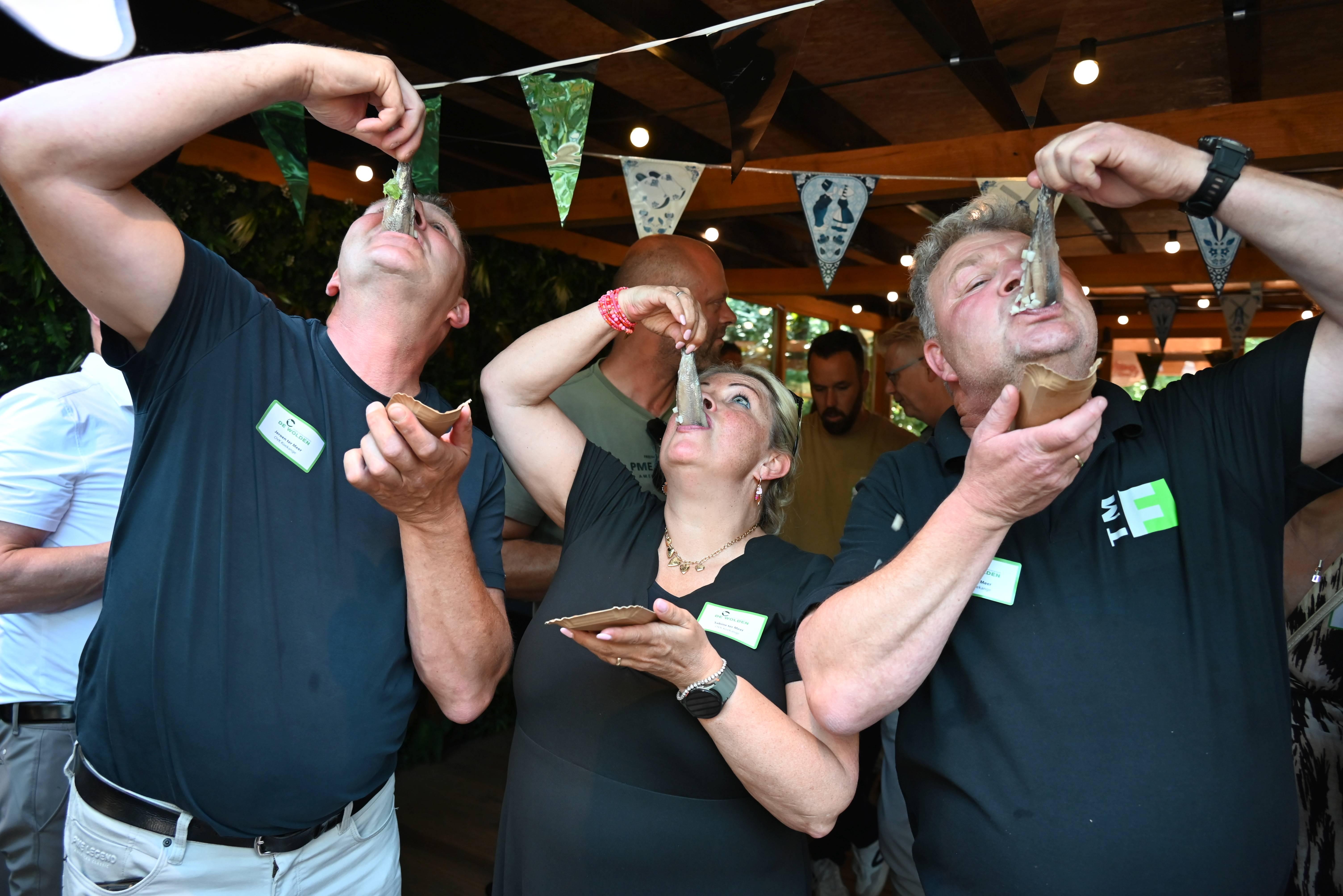 De haringen glijden er goed in tijdens eerste Wolder Haringparty in Zuidwolde