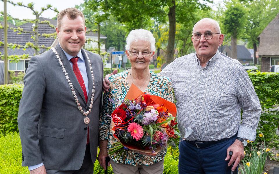 Wethouder Boonstra feliciteert met een een bloemetje het 65 jarig echtpaar Moes.