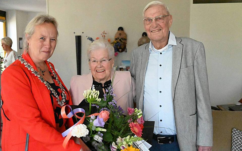 Burgemeester Inge Nieuwenhuizen kwam Luchien en Grietje Kolk woensdag feliciteren.