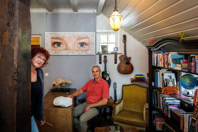 Gepke en Arjan verruilen Friesland voor Drenthe om atelierdroom te realiseren. ‘Kunst met een boodsc