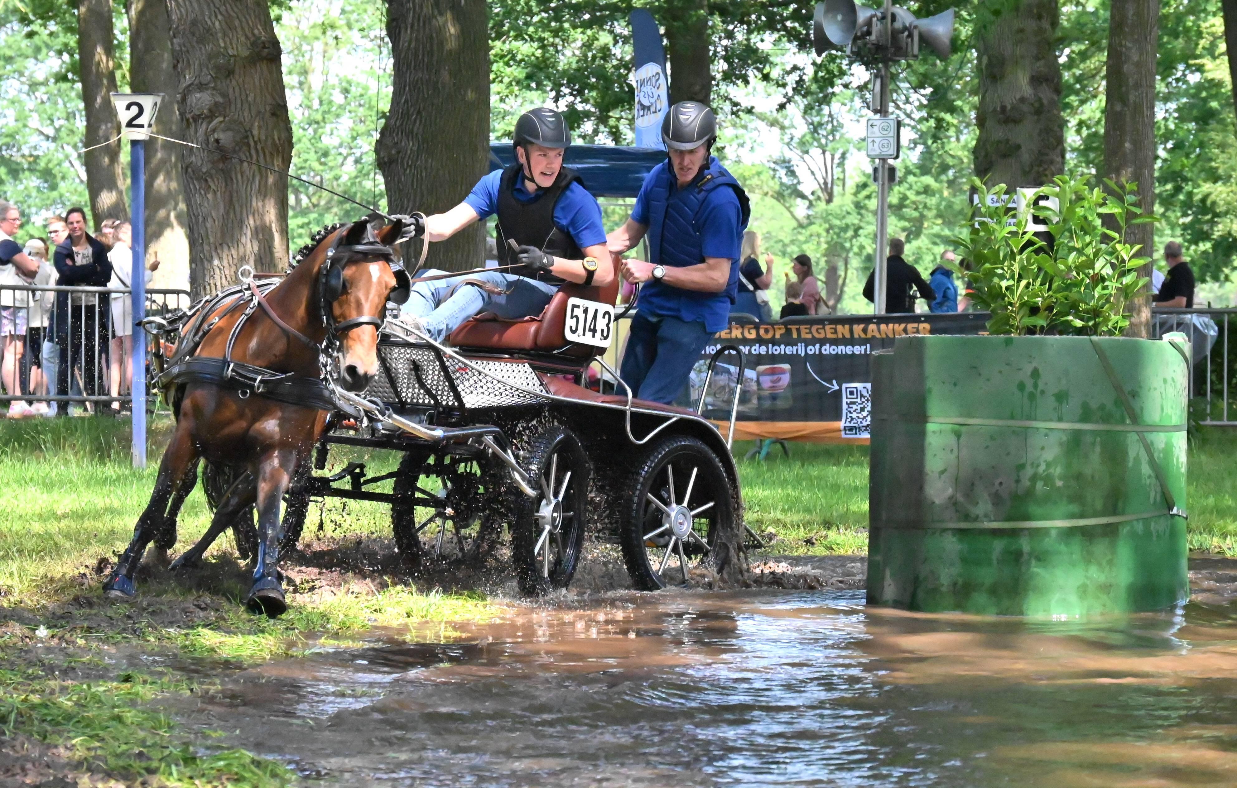 Paarden bepalen het beeld tijdens CSIO in Veeningen en menwedstrijd in buurtschap Steenbergen