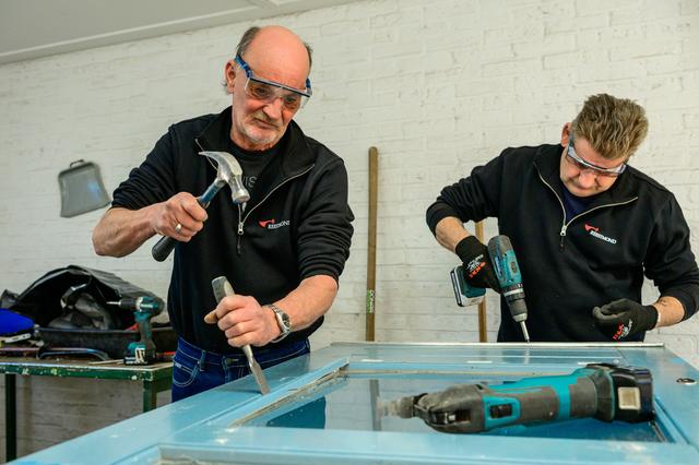 Medewerkers Reestmond in Havelte geven met Weekamp Deuren afgedankte deuren een nieuw leven