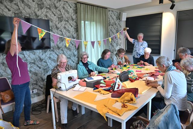 Creatieve dames helpen de Mariakerk in Ruinen, verkoop op Brinkfestijn