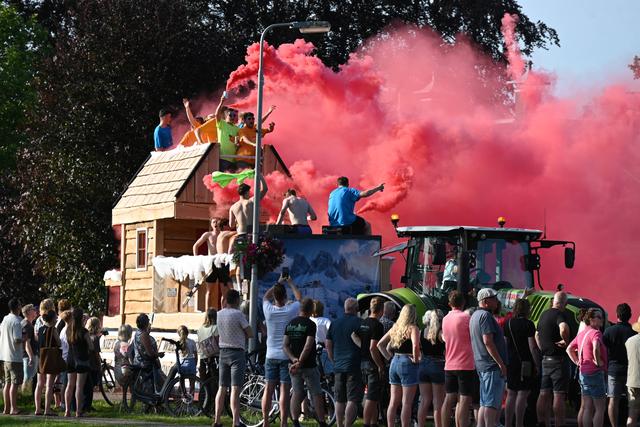 Code geel, oranje en rood tijdens optocht van Koekange