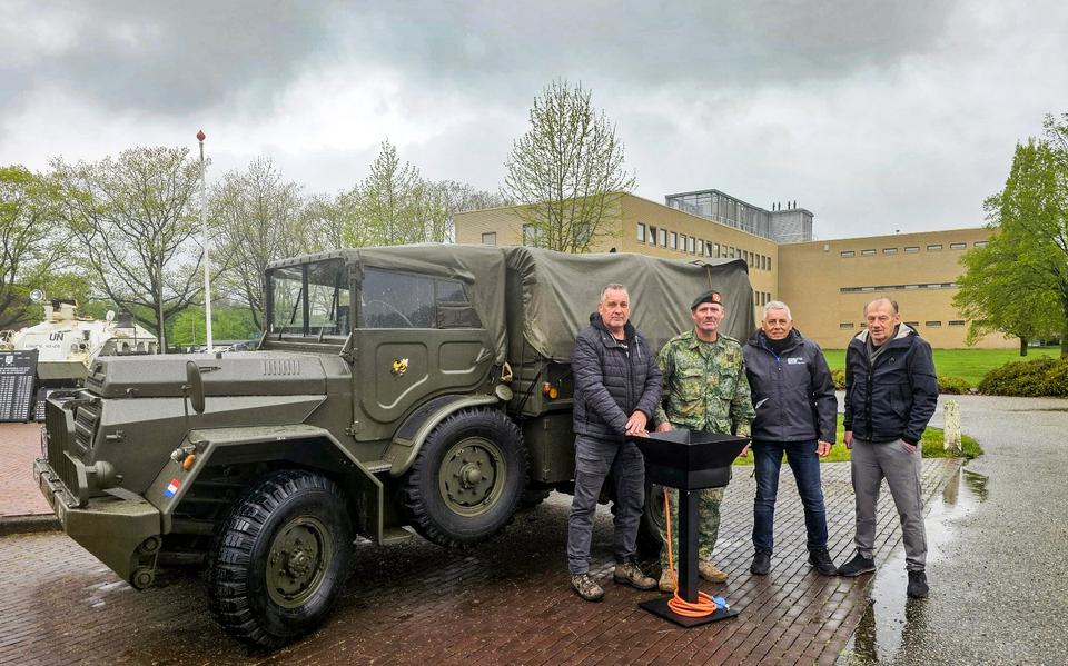 Met een oud DAF legervoertuig werd de vuurschaal einde vorige week in stijl door Henk en Wytse van de Velde afgeleverd bij de Johannes Postkazerne. 