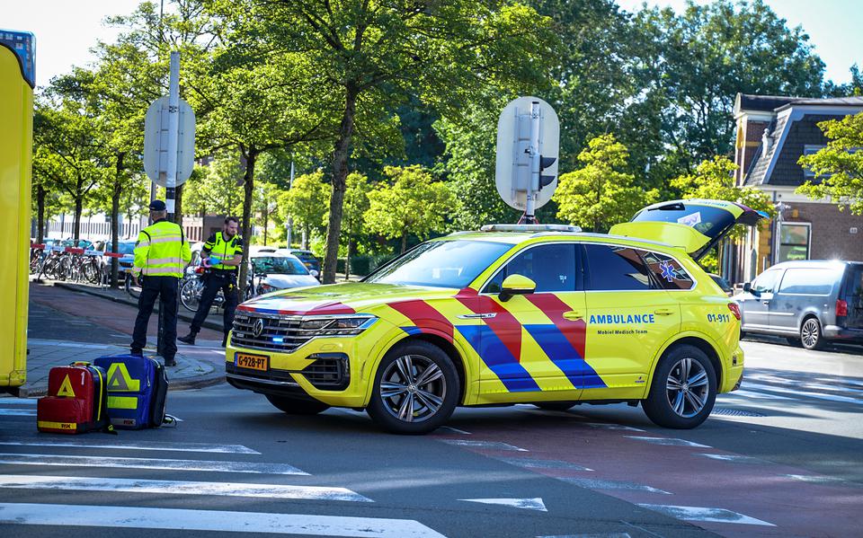 Automobilist slaat op de vlucht na ongeluk in Groningen en laat fietser zwaargewond achter.