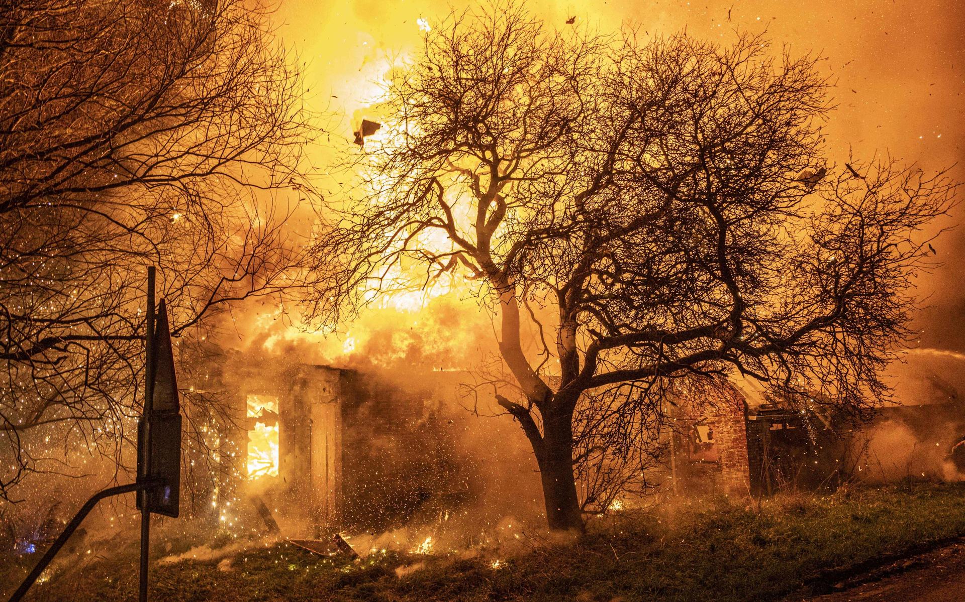 Brand verwoest boerderij Oosterwijtwerd