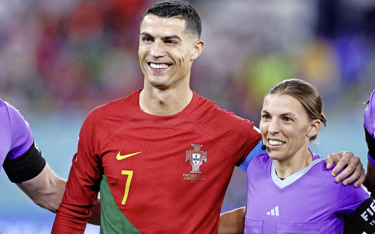 Ronaldo verwelkomt Frappart met plezier.
