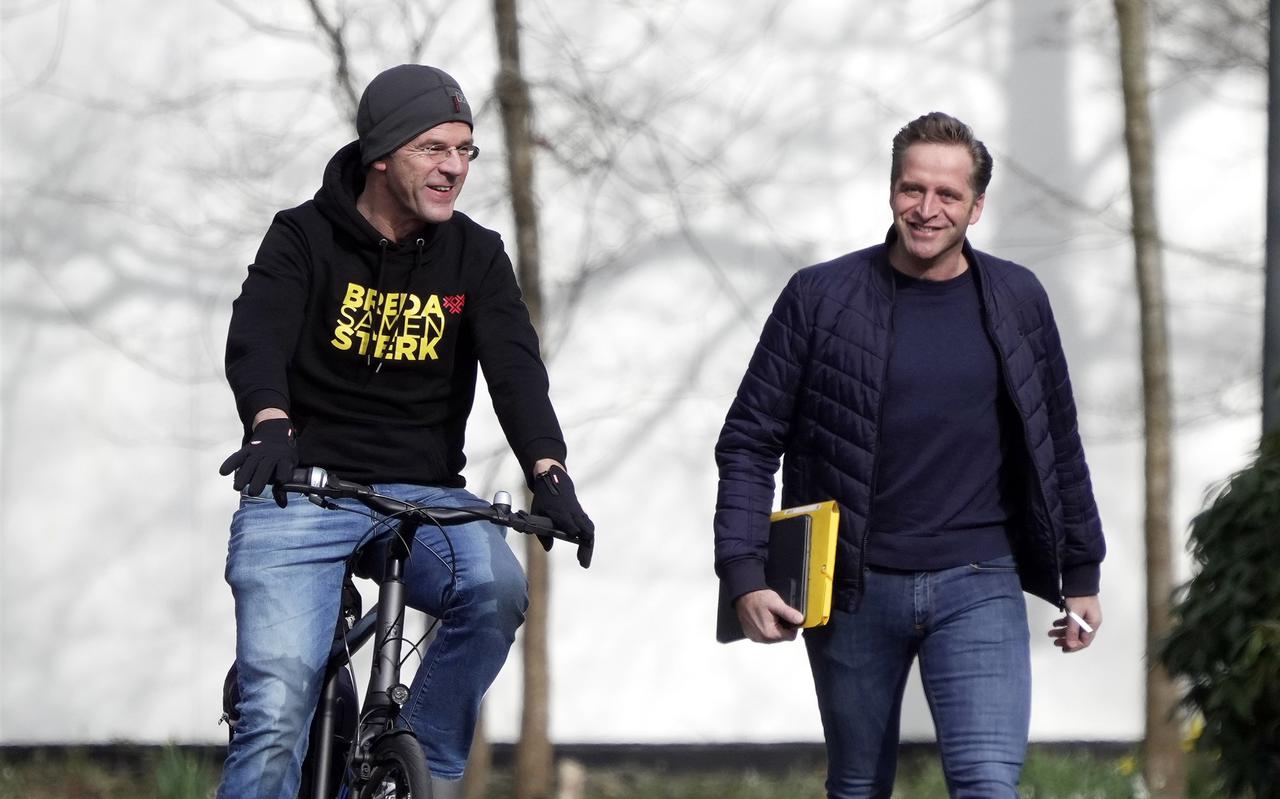 Mark Rutte en Hugo de Jonge komen aan voor een kabinetsoverleg in het Catshuis, begin maart.