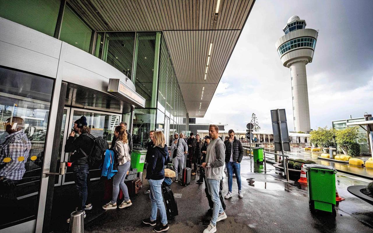De aanhoudende chaos op Schiphol veroorzaakt vele miljoenen euro’s schade. De aanhoudende chaos op Schiphol veroorzaakt vele miljoenen euro’s schade.