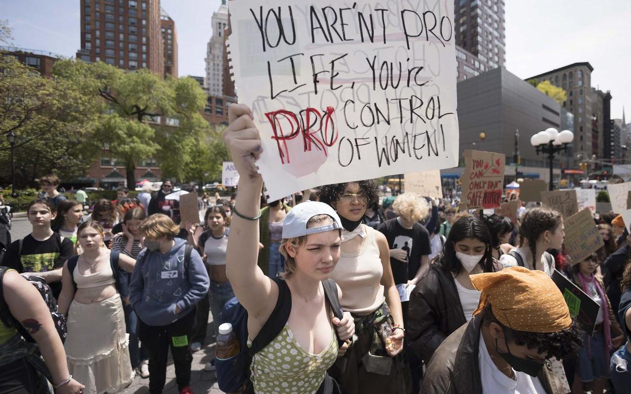 Protesterende studenten in New York. In de VS demonstreerden voor- en tegenstanders om de mogelijke aanpassingen van de abortuswetgeving. Protesterende studenten in New York. In de VS demonstreerden voor- en tegenstanders om de mogelijke aanpassingen van de abortuswetgeving.