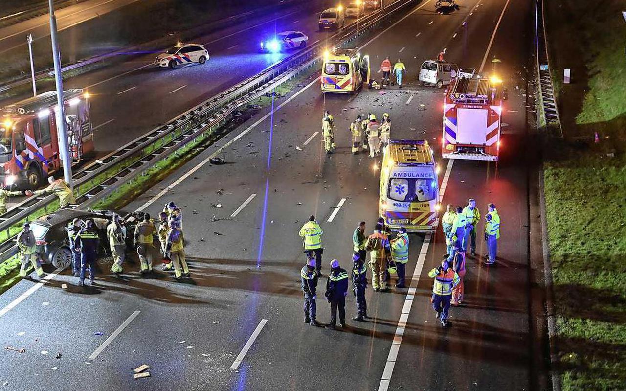 Drie mensen kwamen zondagavond laat op de A16 ter hoogte van Prinsenbeek om het leven bij een botsing tussen twee auto’s. Een van de auto’s reed op de verkeerde weghelft.