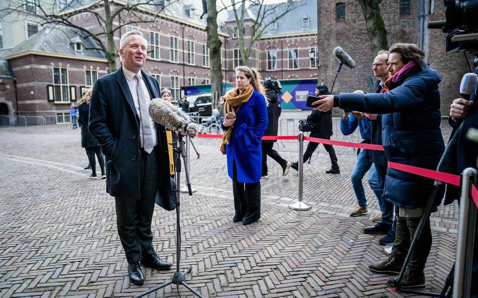 Eric van der Burg, staatssecretaris voor Asiel en Migratie, bij aankomst op het Binnenhof voorafgaand aan de wekelijkse ministerraad. Het kabinet besloot daar de spreidingswet ongewijzigd naar de Kamer te sturen, ondanks de kritiek van de Raad van State.  foto ANP/BART MAAT