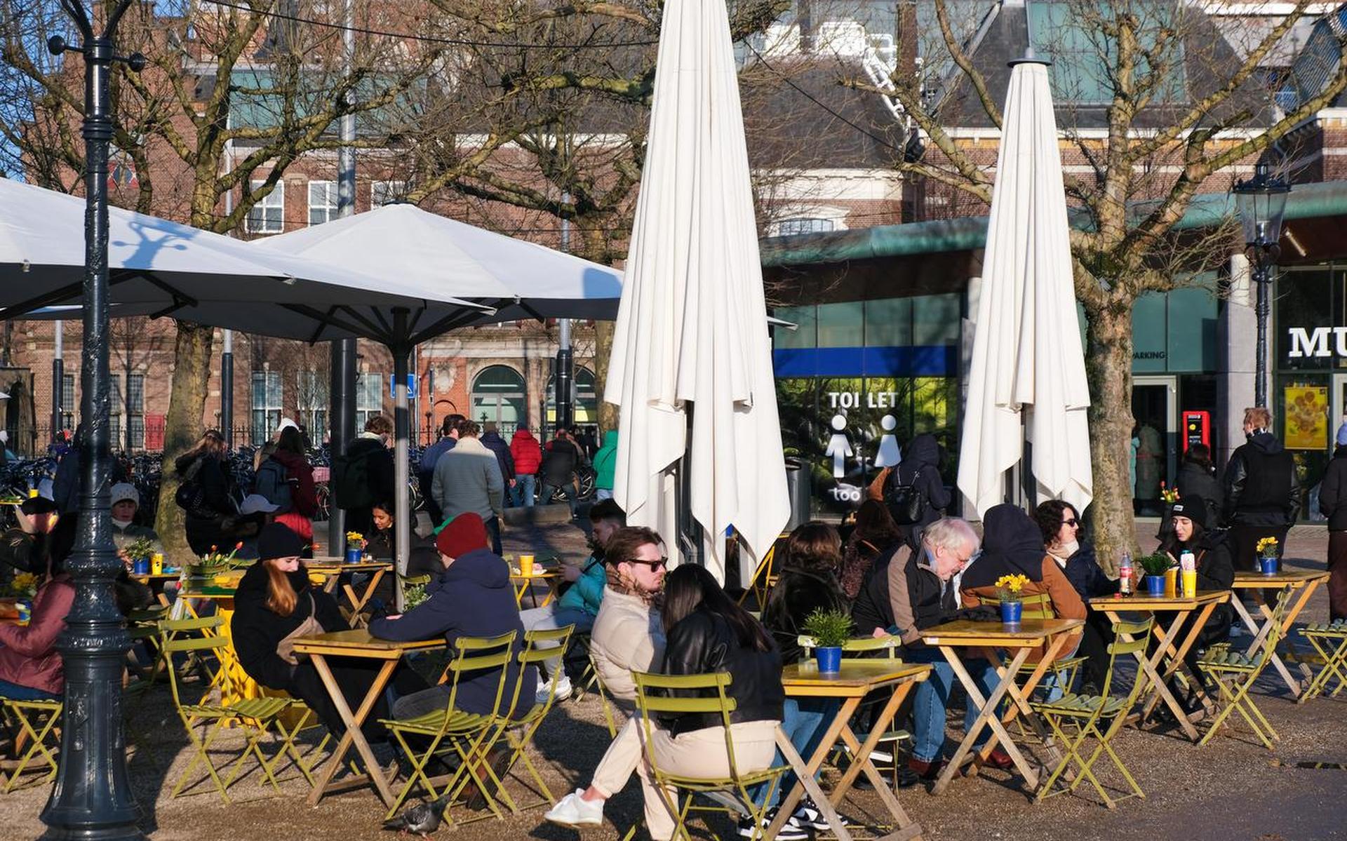 21 januari 2023: de terrassen in Amsterdam zitten overvol op een winterse, maar zonnige dag.