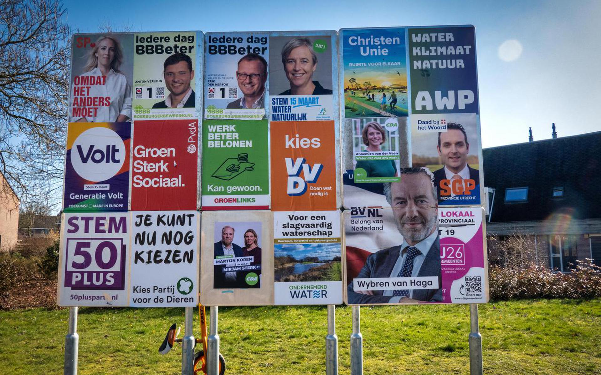 Bilthoven: verkiezingsbord met partijen die meedoen aan de Provinciale Staten- en Waterschapsverkiezingen op 15 maart.