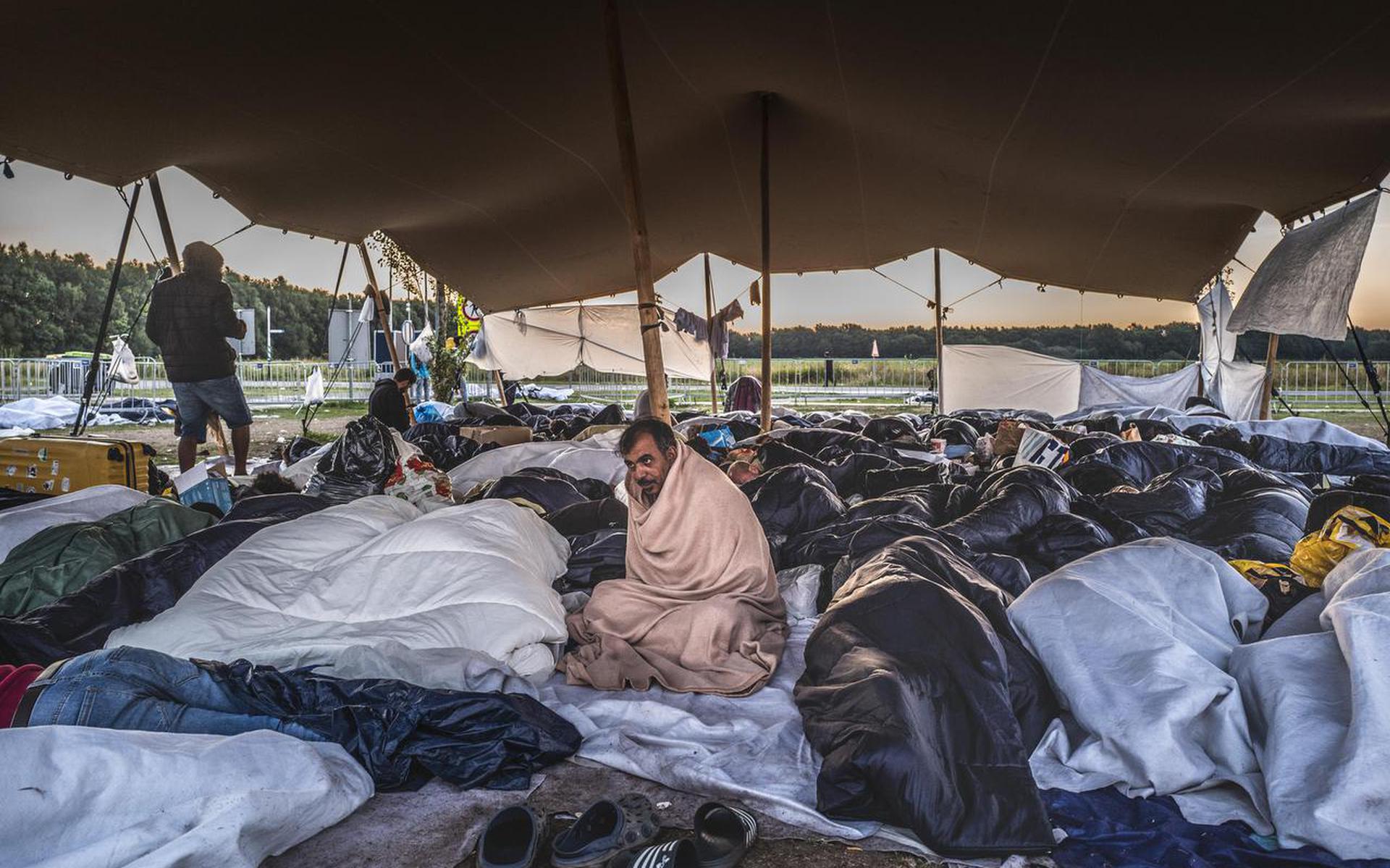 Asielzoekers sliepen afgelopen zomer buiten voor de poort bij het aanmeldcentrum in Ter Apel.  