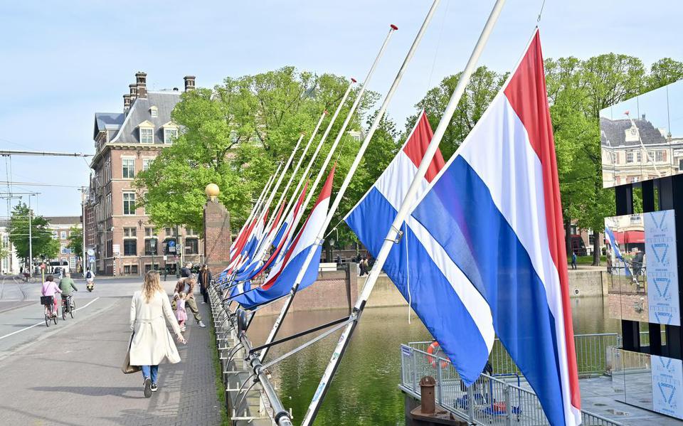 Vlaggen halfstok bij de Hofvijver in Den Haag.