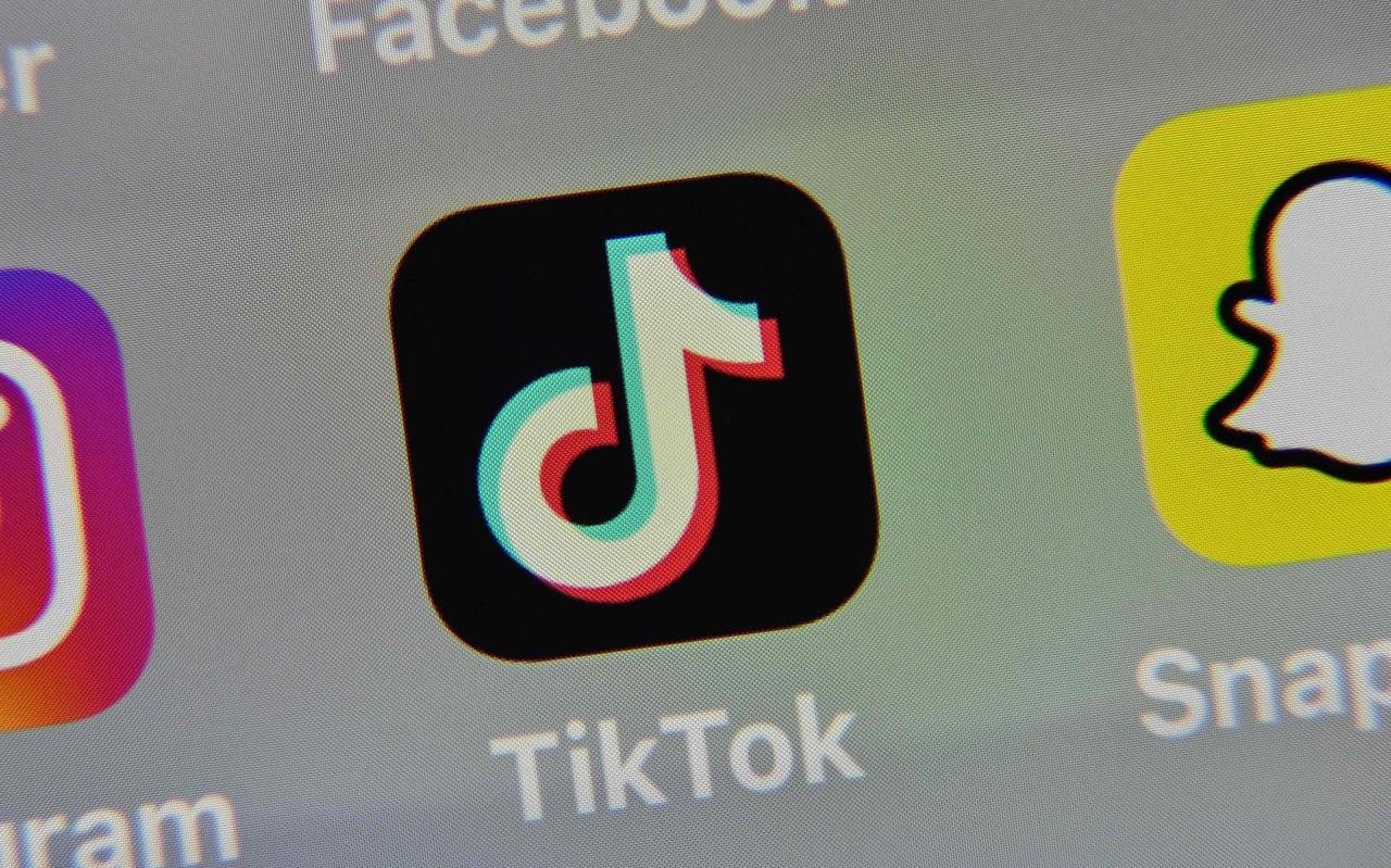 TikTok app op een telefoon. TikTok app op een telefoon.