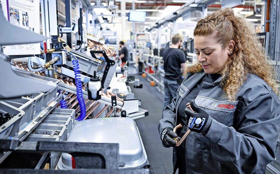 Assemblage van warmtepomp bij producent Bosch.