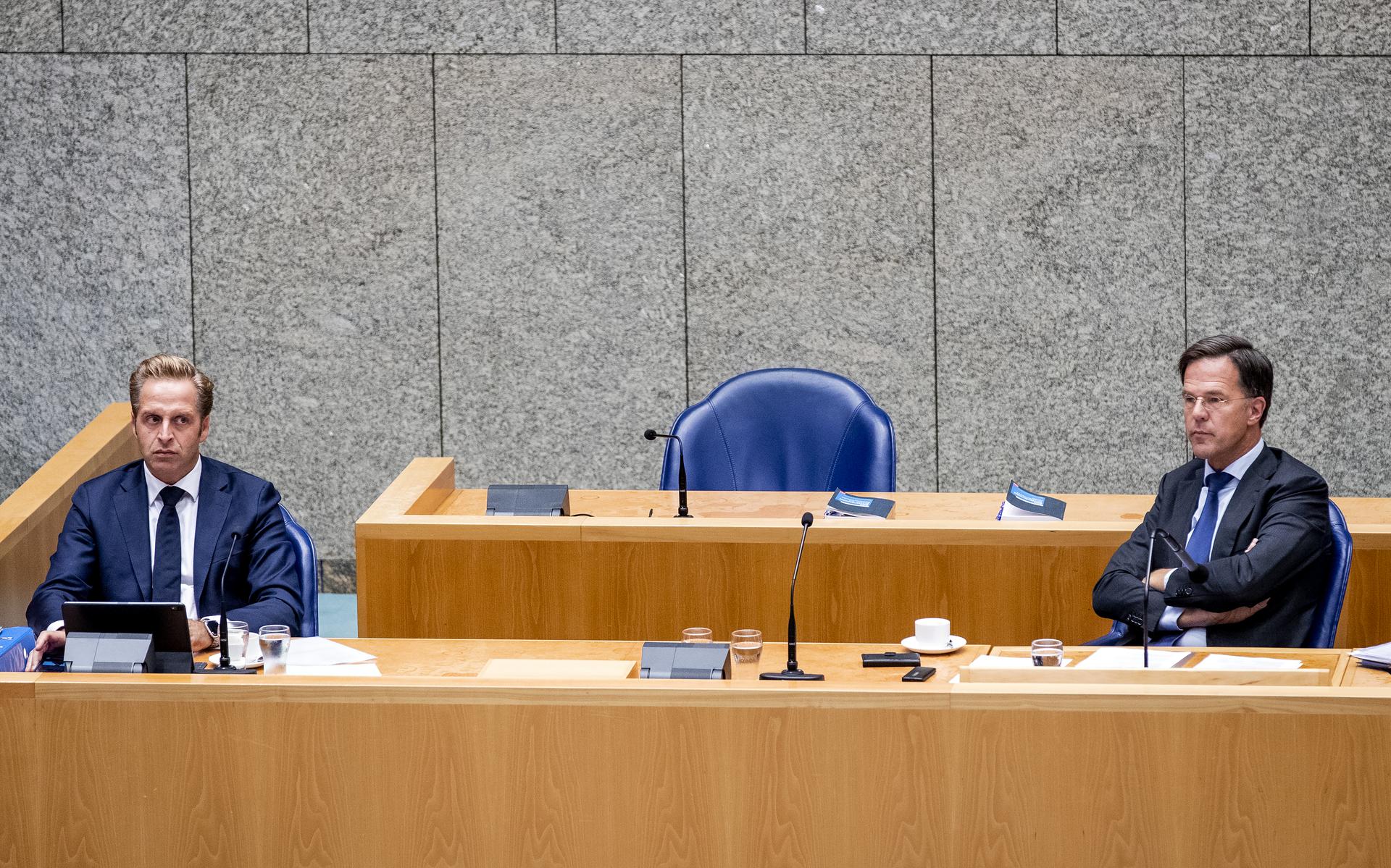 Minister Hugo de Jonge van Volksgezondheid, Welzijn en Sport en premier Mark Rutte tijdens het debat in de Tweede Kamer over de waardering van zorgmedewerkers. 