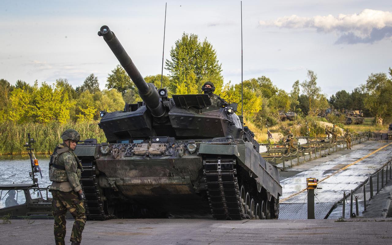 Een Leopard-tank van de Bundeswehr, geleased door de Koninklijke Landmacht, wordt tijdens een oefening via een pontonbrug over een rivier gebracht.