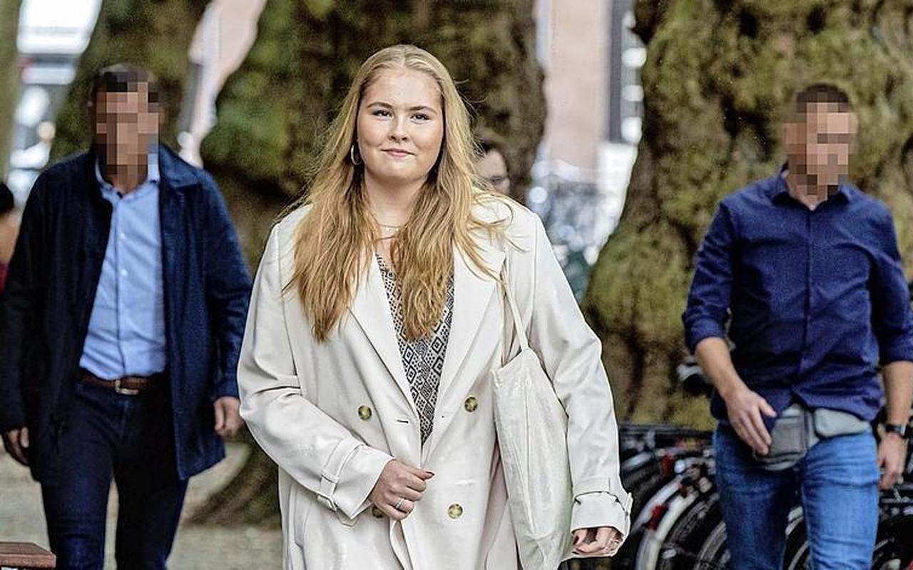 De veiligheidsmaatregelen rond prinses Amalia zijn inmiddels aanmerkelijk aangescherpt. De veiligheidsmaatregelen rond prinses Amalia zijn inmiddels aanmerkelijk aangescherpt.